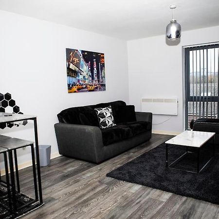Stylish Two-Bedroom Salford Quays Apartment Μάντσεστερ Εξωτερικό φωτογραφία