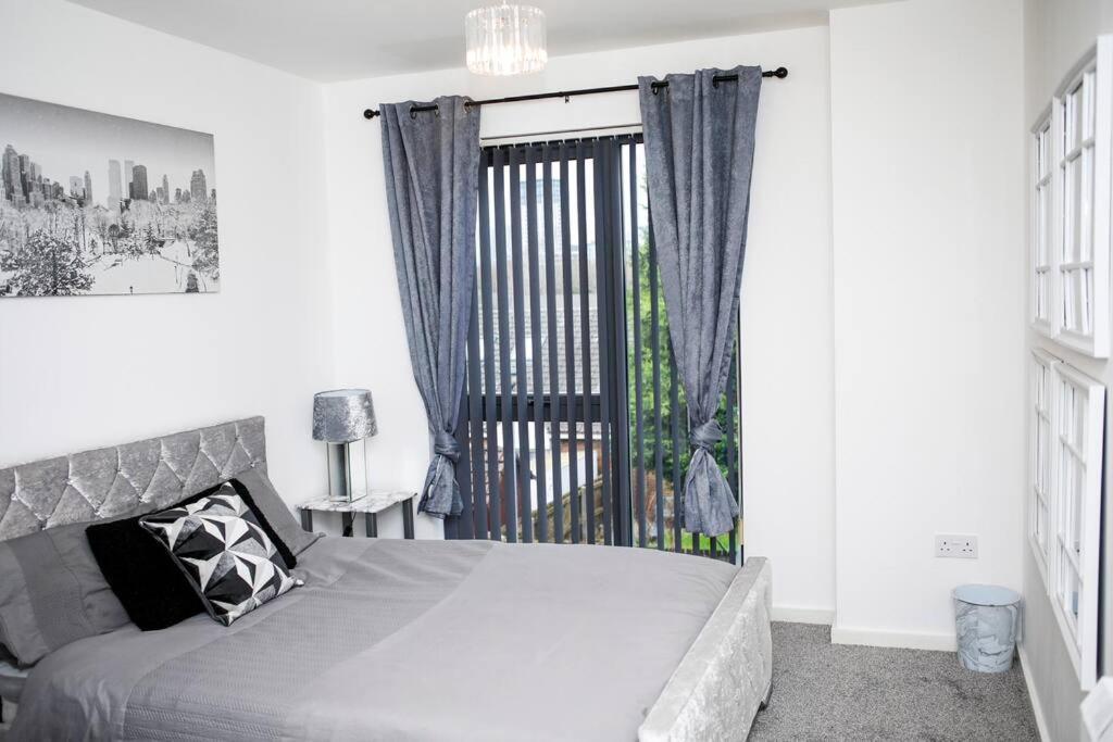 Stylish Two-Bedroom Salford Quays Apartment Μάντσεστερ Εξωτερικό φωτογραφία