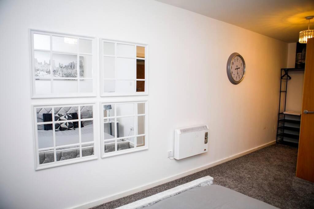 Stylish Two-Bedroom Salford Quays Apartment Μάντσεστερ Εξωτερικό φωτογραφία