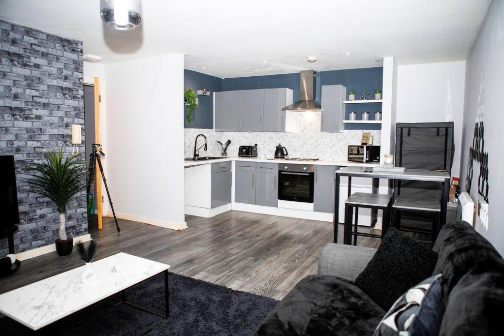 Stylish Two-Bedroom Salford Quays Apartment Μάντσεστερ Εξωτερικό φωτογραφία
