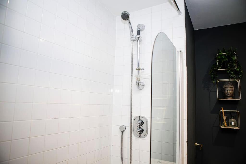 Stylish Two-Bedroom Salford Quays Apartment Μάντσεστερ Εξωτερικό φωτογραφία